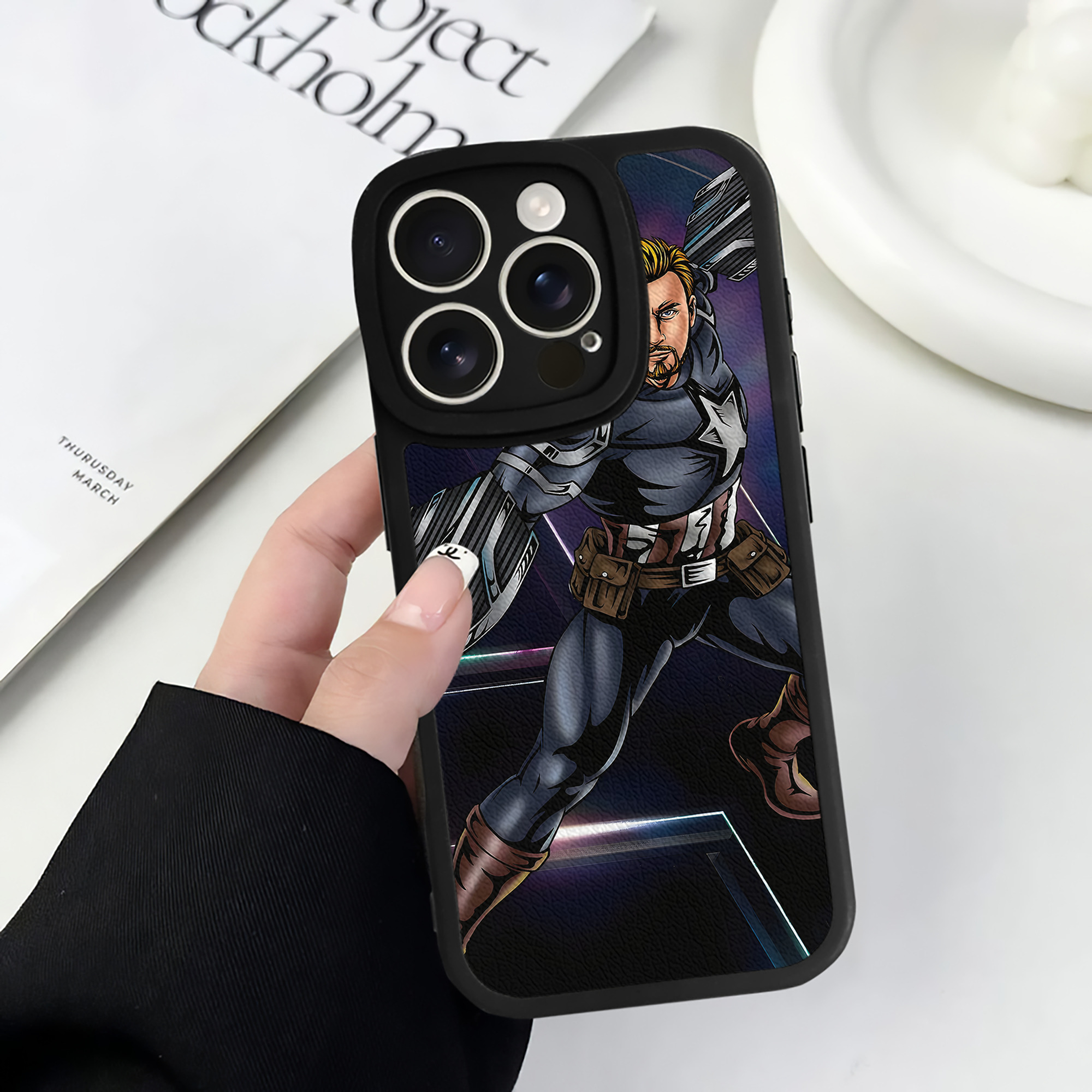 （画像用） アベンジャーズ The Avengers 【iPhone 16シリーズ対応】シリコンスマホケース（レザー調） 材質：シリコン